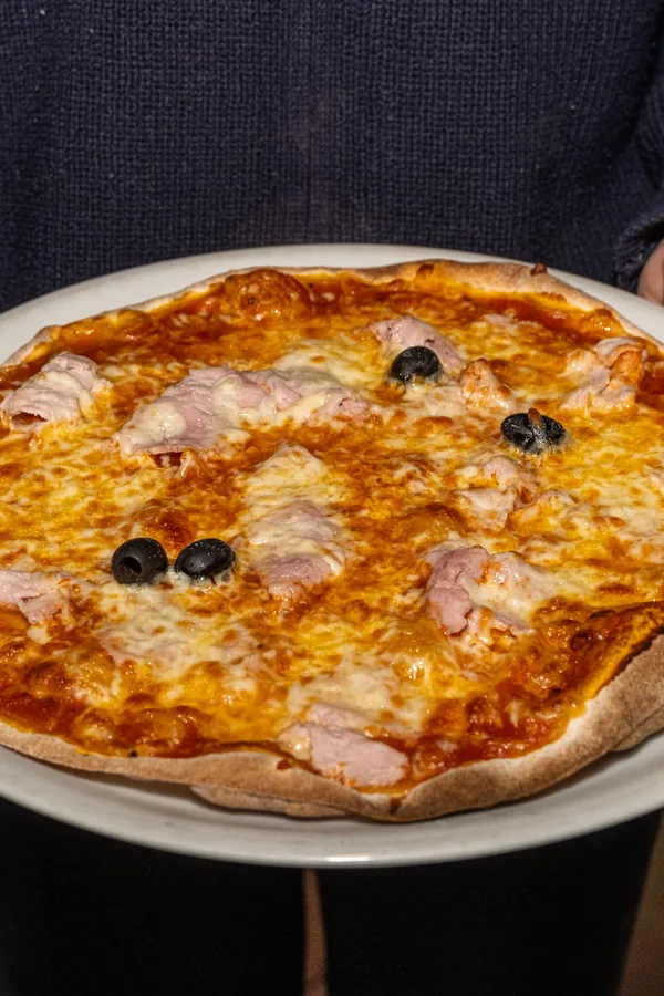 Pizza maison servie à table, Chez Magda