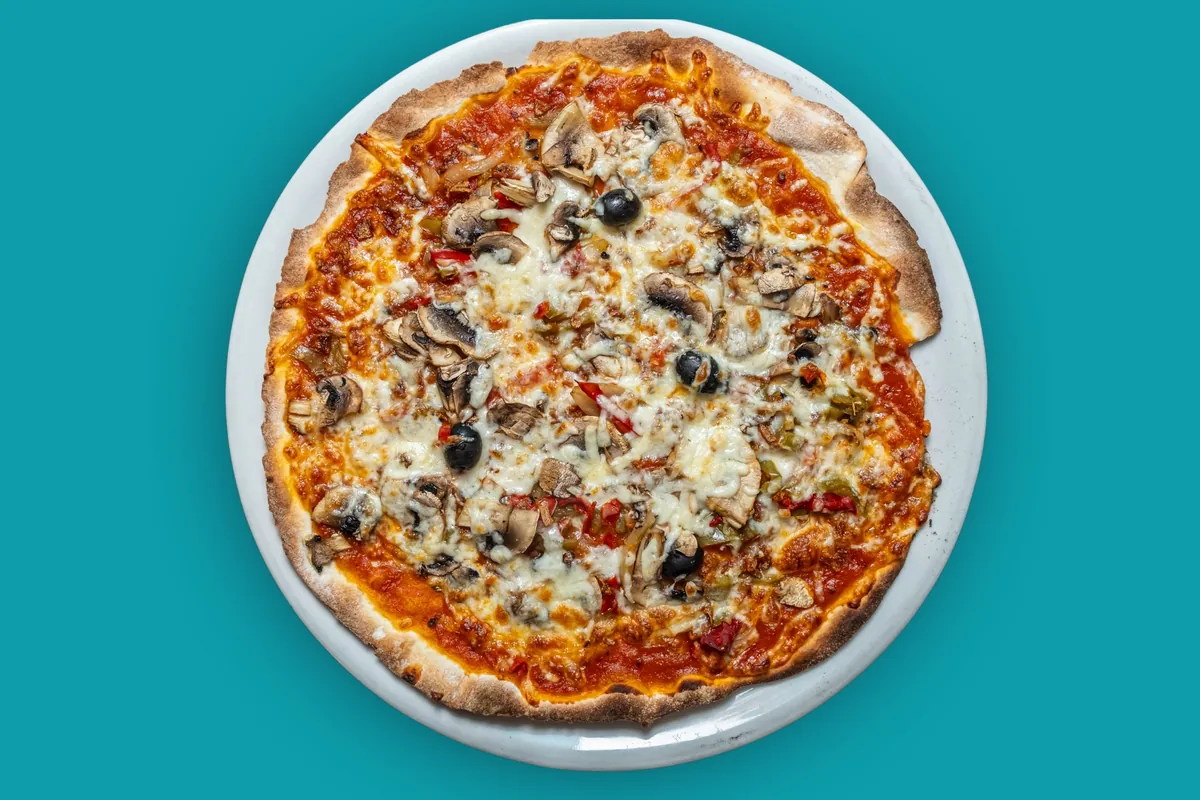 Pizza garnie sortie du four, Chez Magda