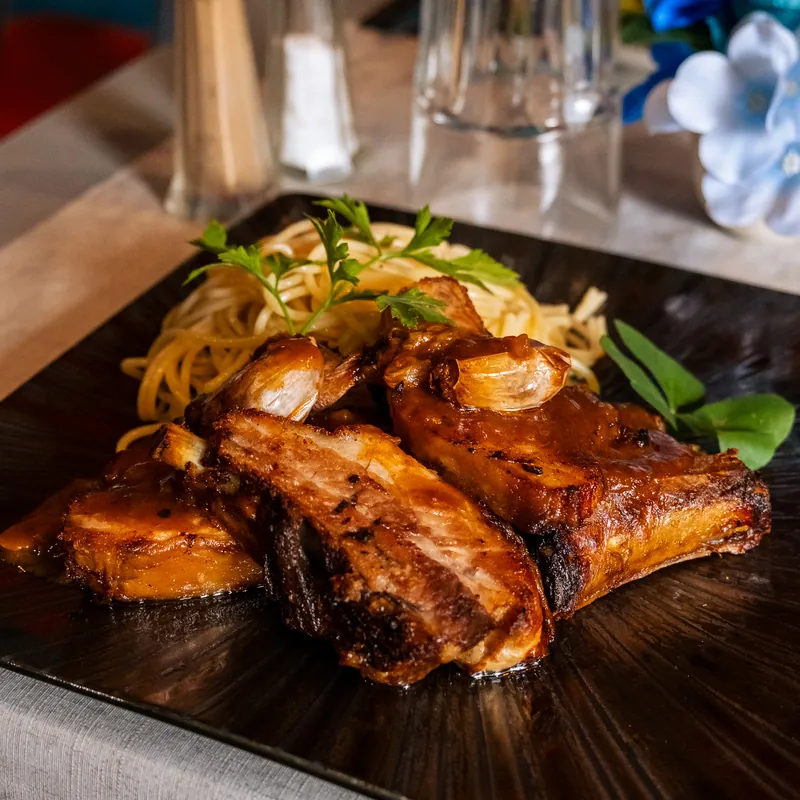 Plat du jour : viande grillée et garniture, Chez Magda