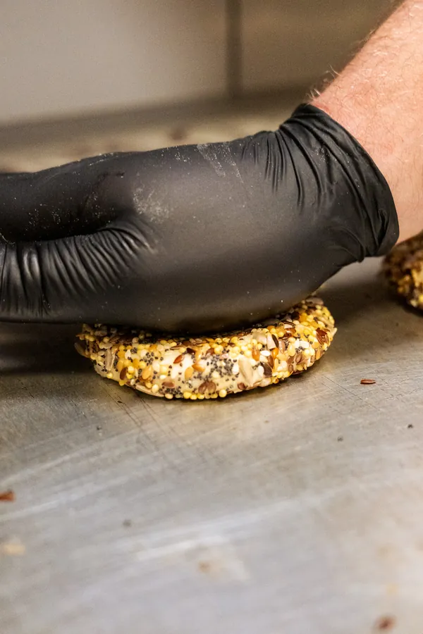 Façonnage de la pâte à pizza fraîche du jour, Chez Magda
