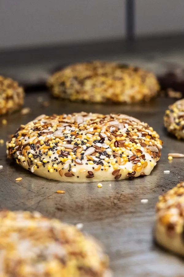 Pains à burger aux graines, cuisinés maison le matin, Chez Magda